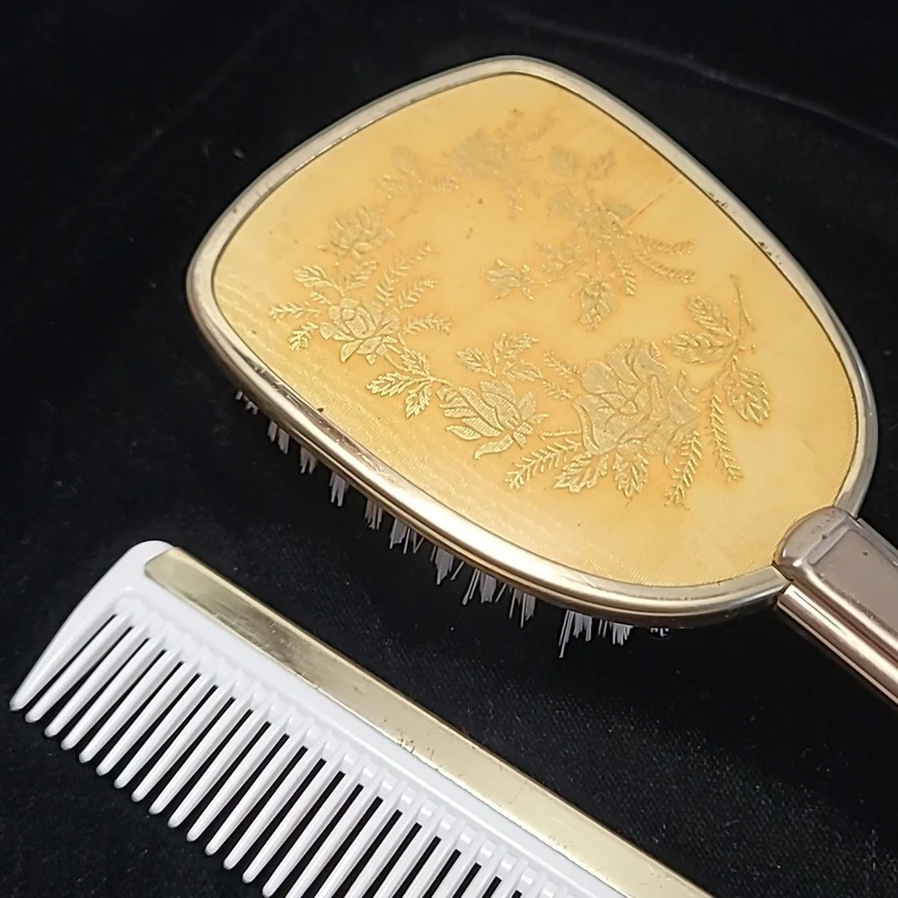 Vintage Brush and Comb Set‎